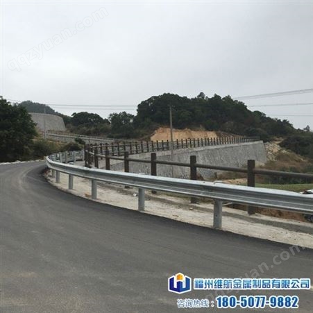 波形护栏生产商供热镀锌三波护栏桥梁加强护栏板乡村公路波纹护栏